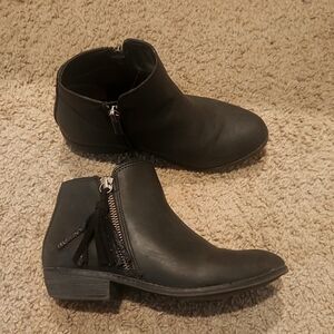 Black Tassel Boots. Size 2. Kidpik Brand. Good Condition